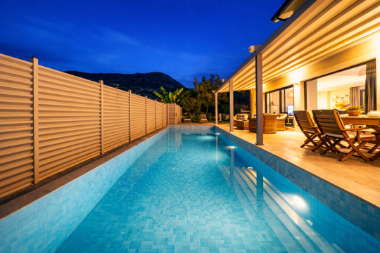 Uzun yüzme havuzu ve korunaklı bahçe alanı Villa Lodos Göcek