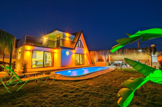 Fethiye'de Açık hava jakuzili Villa Gezegen bahçe ve havuz alanı ışıklandırmalı gece çekimi