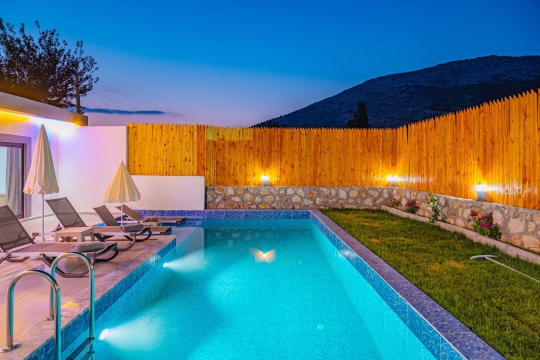 Villa Simos Kalkan Yeşilköy'de özel yüzme havuzu ve geniş bahçesiyle muhafazakar villa tatili için ideal seçimdir.