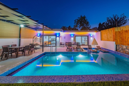Villa Simos Kalkan Yeşilköy'de geniş havuz terası ve korunaklı özel yüzme havuzuyla balayı ve aile tatiline uygundur.