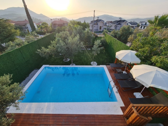 ölüdenizde geniş havuzlu villa elena