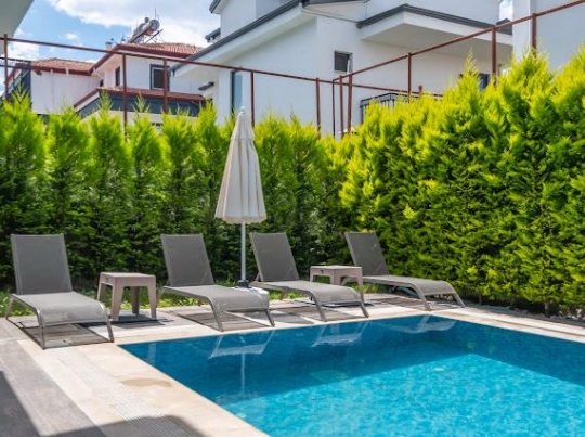 Şezlonglu havuz terası Villa Çisem 3 dış yaşam alanı