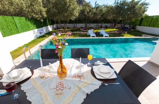 Şezlonglu bahçe alanı Villa Seren dış mekan