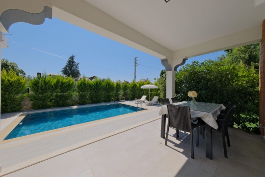 Geniş havuzlu Villa Senfoni kiralık villa