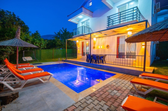 Villa Kalista 1-2 akşam aydınlatmalı havuz ve villa manzarası – Ölüdeniz’e yakın tatil villası