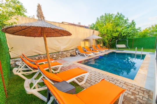 Villa Kalista 1-2 geniş havuz ve güneşlenme alanı – Hisarönü tatil villası