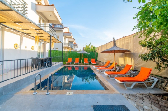 Villa Kalista 1-2 uzun havuz terası ve dış yaşam alanı – Fethiye kiralık villa