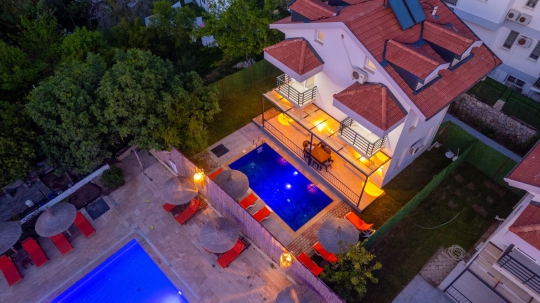 Villa Kalista 1-2 kuş bakışı gece havuz görünümü – Hisarönü kiralık villa