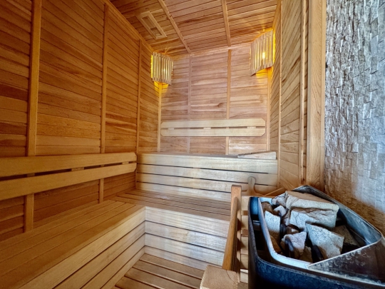 Villa Sunset  2 Faralya’da ahşap detaylı sauna alanı lüks villa iç mekan