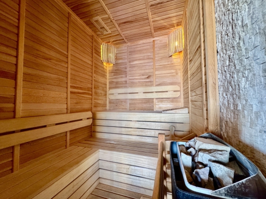 Villa Sunset Faralya’da ahşap detaylı sauna alanı lüks villa iç mekan