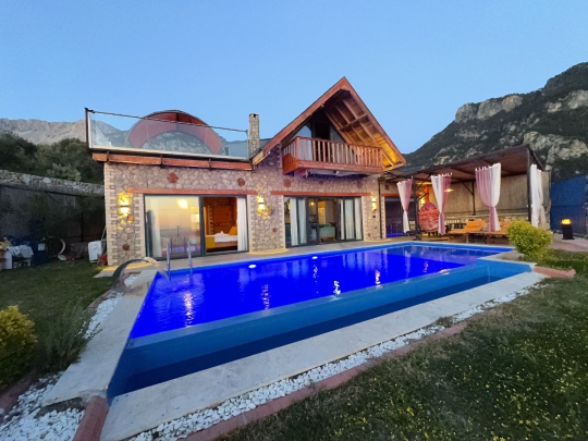 Villa Sunset Faralya Kirme’de geniş bahçeli ve özel havuzlu kiralık villa gündüz çekimi