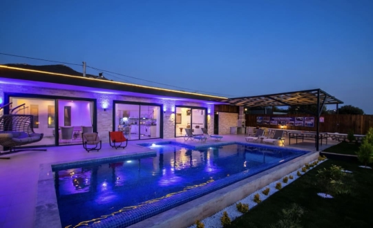 Kalkan Çavdır’da bulunan Villa Sorante’nin ışıklandırılmış özel havuz alanı ve geniş terası.