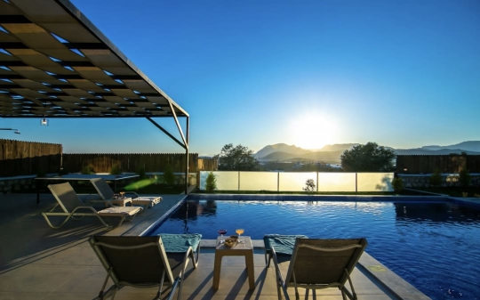 Villa Sorante’nin havuz başı oturma alanı ve eşsiz gün batımı manzarasıyla keyifli akşam atmosferi