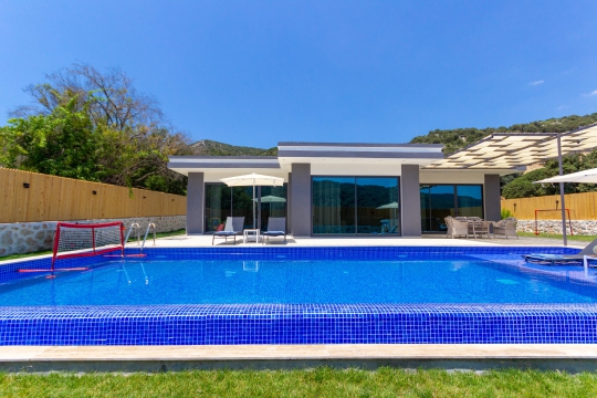 Geniş havuz terası ve modern tasarımıyla Villa Avcu 3, aileler ve balayı çiftleri için konforlu bir konaklama sunmaktadır.
