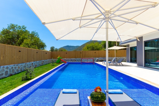 Doğa manzarasına karşı konumlanan özel havuz alanı, Villa Avcu 3’te huzurlu ve gözlerden uzak bir tatil imkânı sağlamaktadır.