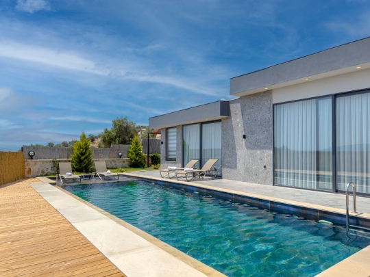 Villa Can Luxury'nin şık mimarisi ve geniş özel yüzme havuzuyla Kalkan Çayköy'de doğa içinde ayrıcalıklı tatil deneyimi.