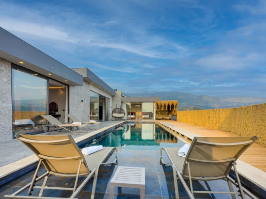 Villa Can Luxury Kalkan Çayköy'de korunaklı özel havuzu, şezlong alanı ve lüks yaşam alanlarıyla unutulmaz villa tatili.