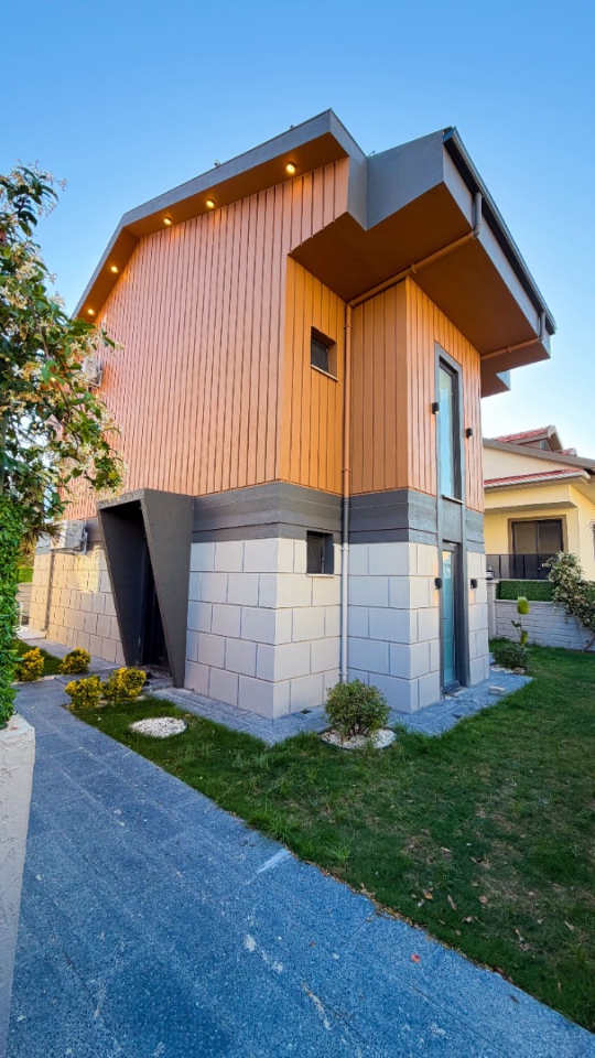 Villa Satürk’ün geniş bahçe alanı ve şık dış cephesi, kalabalık aileler ve arkadaş grupları için konforlu konaklama imkânı sağlamaktadır.