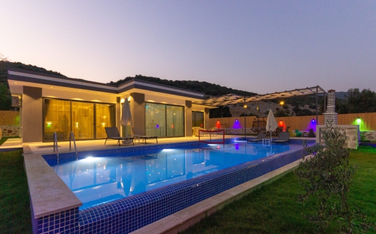 Akşam aydınlatmalarıyla dikkat çeken Villa Avcu 3, korunaklı havuzu ve modern mimarisiyle Kalkan’da lüks villa tatili deneyimi yaşatmaktadır.