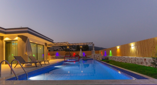 Gece ışıklandırmalarıyla şık bir görünüme sahip olan Villa Avcu 3’ün özel havuzu, keyifli yaz akşamları için ideal bir ortam oluşturmaktadır.