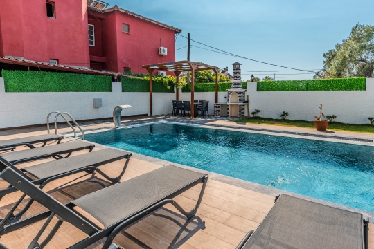 Ölüdeniz'de yer alan Villa Nilda 2'nin modern havuz terası ve konforlu dış yaşam alanı.