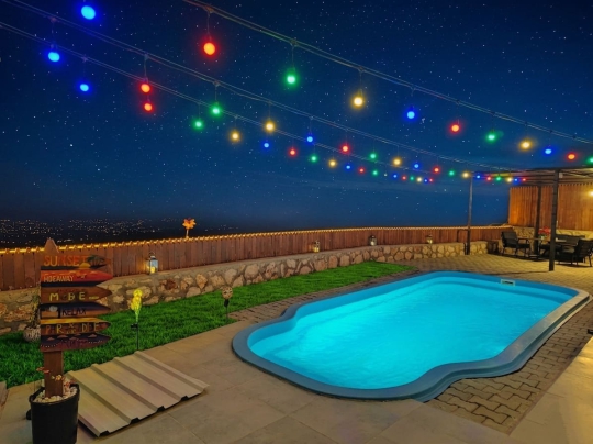 Kaş Kalkan’da yer alan Villa Gökkuşağı, gece ışıklandırmalı özel havuzu ve huzurlu atmosferiyle dikkat çekmektedir.