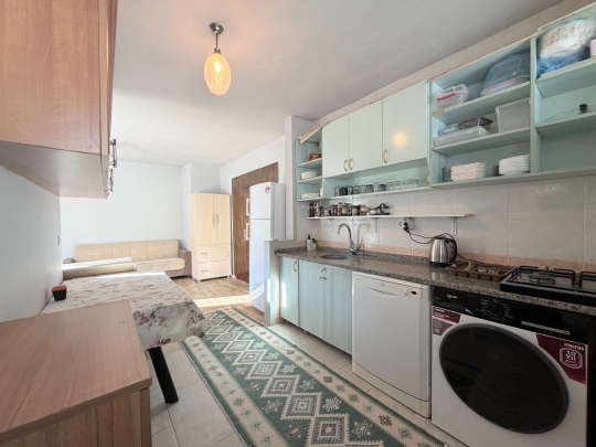 Fethiye'deki Novi Villa'nın açık plan mutfağı, tam donanımlı yapısı ve kullanışlı tasarımıyla ev konforunda tatil imkânı sunmaktadır.