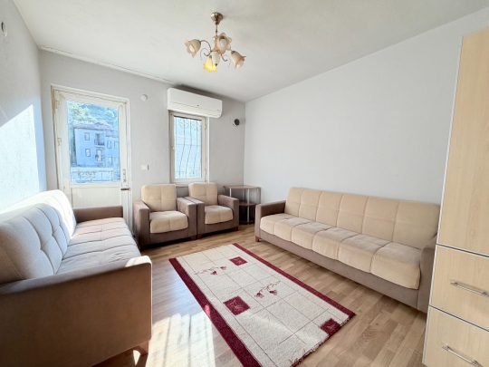 Novi Villa'nın geniş salonu, modern dekorasyonu ve konforlu oturma alanıyla huzurlu bir konaklama deneyimi sağlamaktadır.