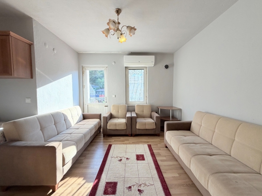 Fethiye'de bulunan Novi Villa'nın aydınlık salonu, konforlu oturma grubu ve modern yaşam alanıyla keyifli bir konaklama imkânı sağlamaktadır.