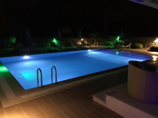 Villa Twins 11’in gece aydınlatmalı özel yüzme havuzu; Fethiye Ovacık’ta aile ve arkadaş gruplarına uygun kiralık villa.