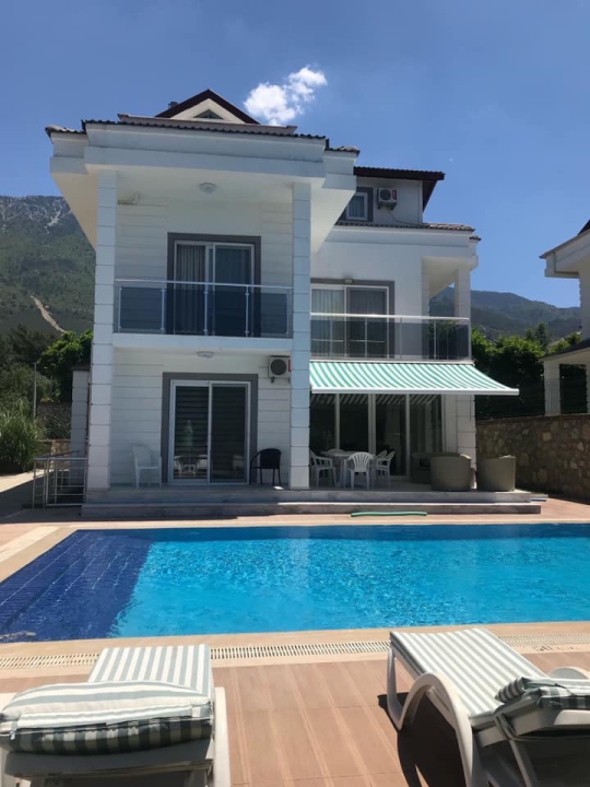 Villa Twins 11’in özel havuzu ve modern mimarisi; Fethiye Ovacık’ta 10 kişilik geniş aile ve arkadaş grubu villası.