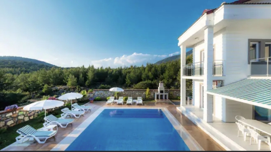 Fethiye Ovacık Villa Twins 11’in özel yüzme havuzu, güneşlenme alanı ve doğayla çevrili huzurlu villa görünümü.