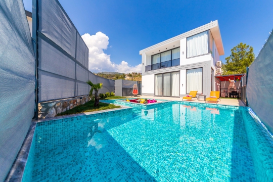 Villa Sissy'nin geniş özel yüzme havuzu, muhafazakar bahçesi ve doğa manzarasıyla huzurlu tatil deneyimi.