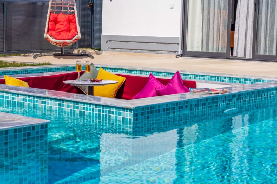 Villa Sissy'nin havuz içerisindeki oturma alanı, romantik atmosferi ve balayı çiftlerine özel lüks detayları.