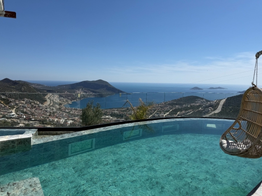 Sonsuzluk havuzundan kesintisiz Kalkan ve Akdeniz manzarasına bakış