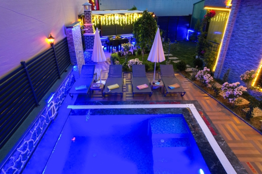 Fethiye Çamköy'de özel havuzlu Villa Teadora'nın bahçe ve havuz alanı.
