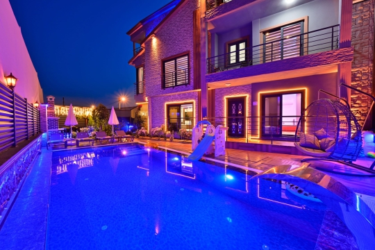 Villa Teadora'nın gece ışıklandırmalı özel yüzme havuzu.