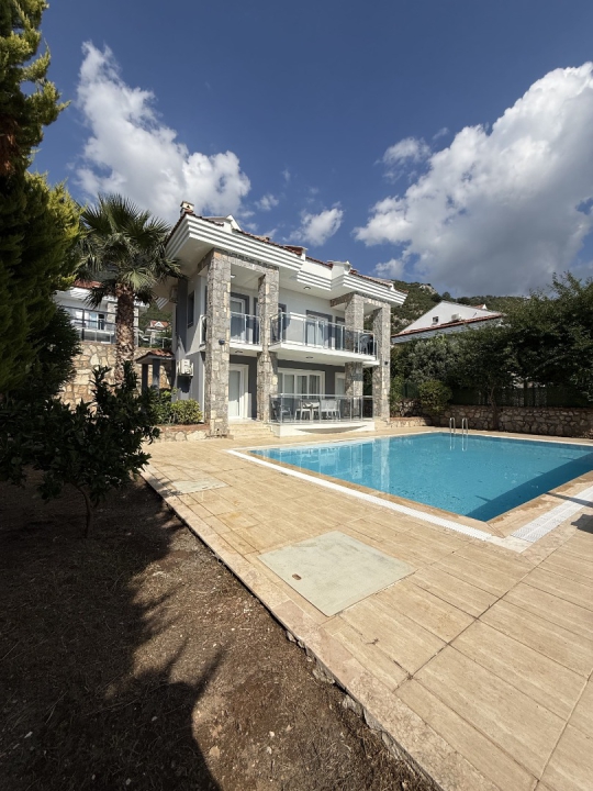 Fethiye Ovacık’ta konumlanan Villa Bera’nın özel havuzu ve güneşlenme alanları, keyifli bir tatil için tasarlanmıştır.