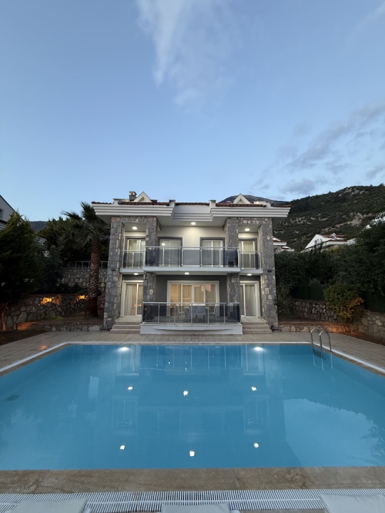 Modern taş mimarisiyle dikkat çeken Villa Bera, korunaklı yapısı sayesinde gözlerden uzak huzurlu bir tatil sunmaktadır.