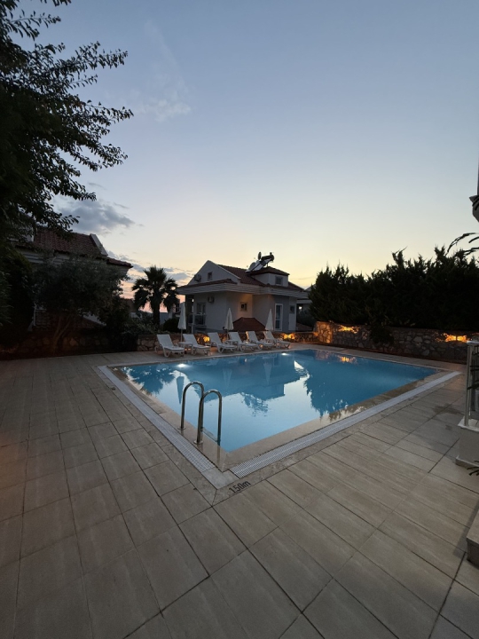 Özel havuz alanı ve geniş bahçesiyle Villa Bera, kalabalık aileler ve arkadaş grupları için ideal bir konaklama seçeneğidir.