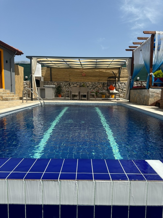Korunaklı özel havuzlu Villa Tuana yüzme alanı