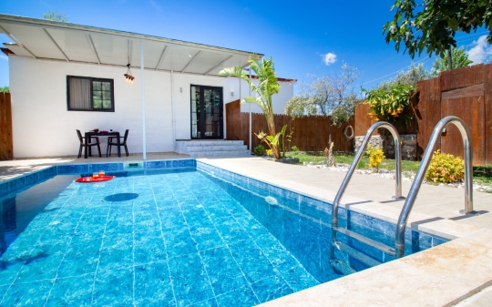 Villa Love’un modern havuz tasarımı ve ferah dış yaşam alanları, sakin ve ayrıcalıklı bir tatil arayan misafirler için idealdir.