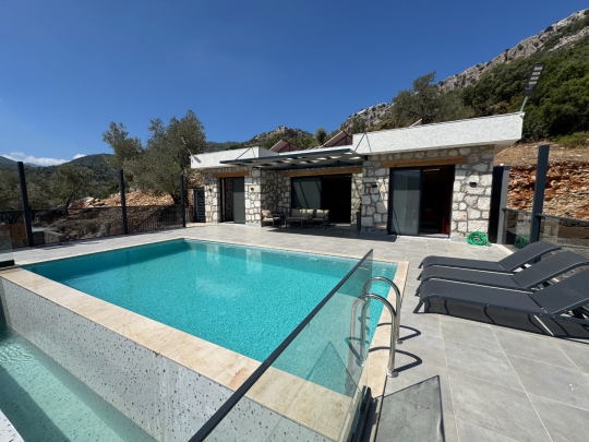 Seydikemer Eşen’de bulunan Villa Karahan’ın geniş özel havuzu, güneşlenme alanı ve huzurlu tatil atmosferi.