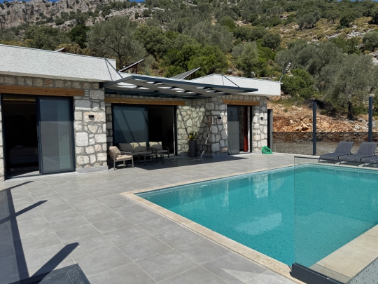 Doğa ile iç içe konumlanan Villa Karahan’da özel havuz keyfi ve konforlu yaşam alanları bir arada sunulmaktadır.