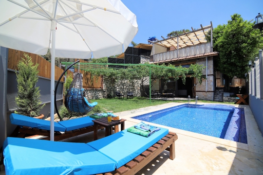 Villa Rikos Kalkan İslamlar kiralık lüks villa özel yüzme havuzu ve güneşlenme terası.