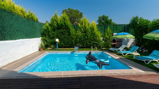 Villa Vega 1'in korunaklı özel yüzme havuzu ve geniş bahçesinde ailelere özel keyifli tatil alanı.