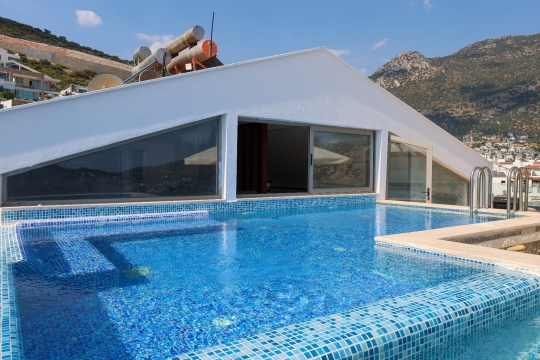 Villa Zima 1’in modern mimarisiyle bütünleşen özel yüzme havuzu, panoramik Kalkan manzarasına karşı keyifli bir kullanım alanı sunmaktadır.
