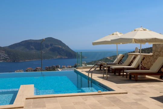 Kalkan Kalamar Villa Zima 2’nin özel sonsuzluk havuzu, şezlong ve şemsiyelerle tamamlanan deniz manzaralı güneşlenme alanına sahiptir.