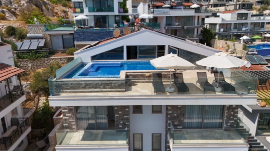 Kalkan Kalamar Villa Zima 1’in özel havuzu, modern dış mimarisi ve havuz başı dinlenme alanlarıyla konforlu bir tatil seçeneğidir.