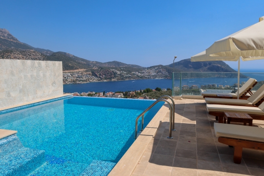 Villa Zima 2’nin panoramik Kalkan manzarasına hâkim sonsuzluk havuzu, masmavi deniz manzarasıyla huzurlu ve konforlu bir kullanım alanı sunmaktadır.